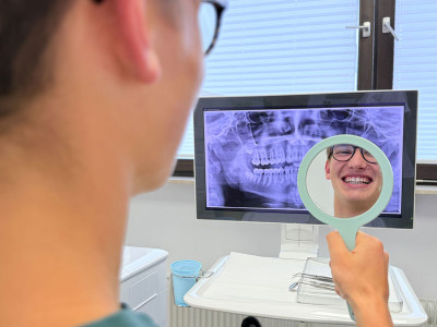 Junge betrachtet Z&auml;hne - Zahn&auml;rzte Weil