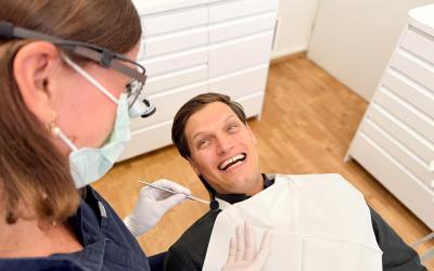 Patient in der Behandlung - Zahn&auml;rzte Weil am Rhein